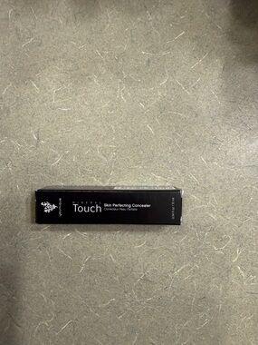 Younique Mineral Touch Skin Perfecting Concealer - color- velour